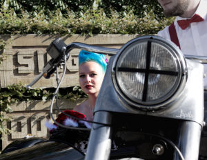 Braut im Beiwagen eines Motorrad