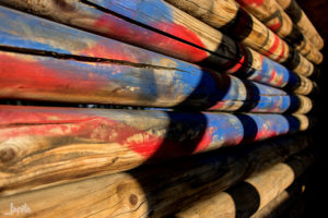 Buntes Holz im Schatten