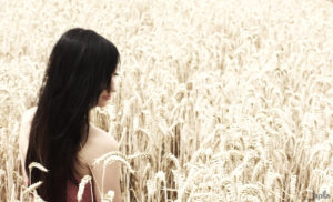 Einsame Frau im Feld