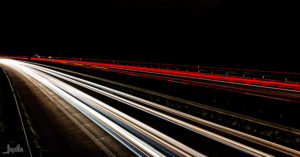 Fahrbahn bei Nacht