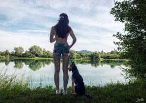 Frau mit Hund am See