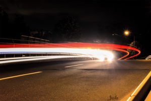 Licht eines vorbeifahrenden Autos