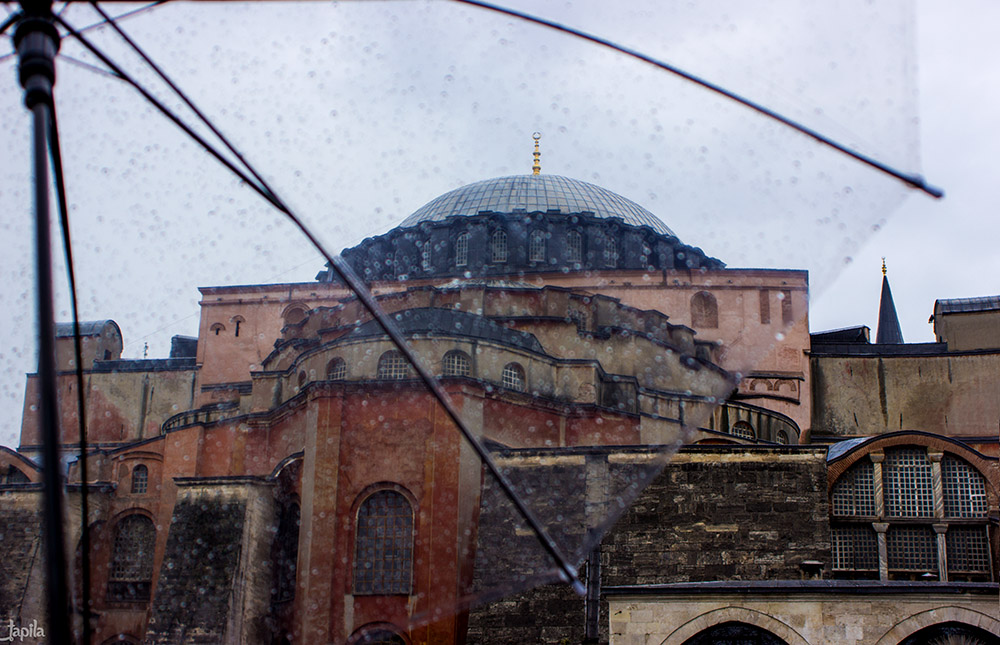 Moschee aufgenommen im Regen