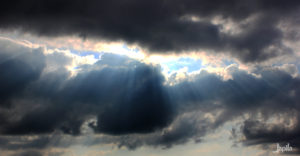 Sonne durch Regenwolke