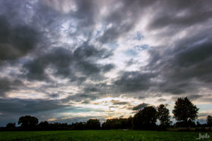 Sonnenuntergang mit vielen Wolken
