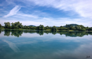 Spiegelung der Wolken im See