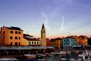 Stadt Fazana am Abend