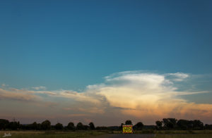 Stromhaus mit großer Wolke