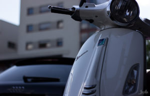 Vespa am Straßenrand