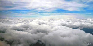 Weiße Wolken über den Wolken