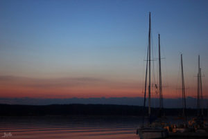 Segelboote am Abend