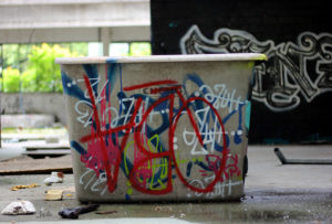 Wanne mit Graffitti