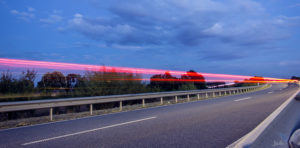 Autolichter-auf-der-bruecke