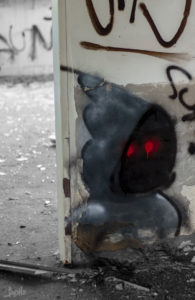 Maennchen-mit-roten-Augen-Graffiti