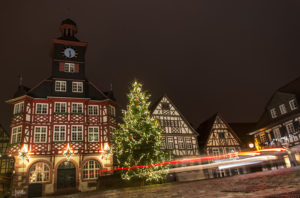 Marktplatz-in-Heppenheim-mit-Weihnachtsbaum