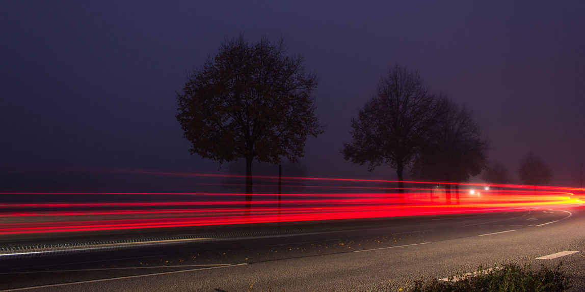 ruecklichter-auf-einer-landstrasse