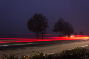 ruecklichter-auf-einer-landstrasse