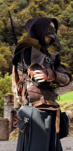 Cosplayer in einem Burghof