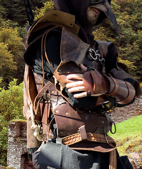 Cosplayer in einem Burghof
