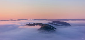 Saarschleife_in_rosa_Nebel_gehuellt