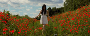 weisses_kleid_im_mohnfeld
