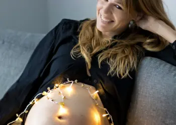 Babybauchshooting mit einer Lichterkette