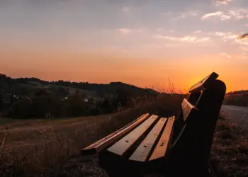 Bank im warmen Licht des Sonnenuntergangs