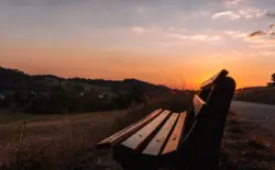 Bank im warmen Licht des Sonnenuntergangs