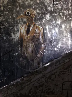 Bild eines Pestdocktors an der Wand