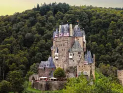 Burg Eltz im Tal des Waldes