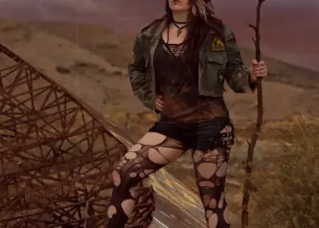 Endzeitportrait einer Frau an einer vergessenen Satellitenschüssel