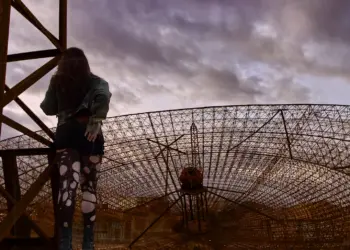 Endzeitportrait einer Frau von hinten auf Teneriffa