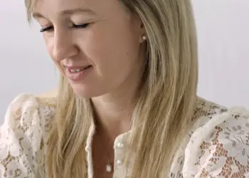 Frau blickt gedankenverloren nach unten