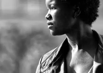 Frau im Seitenportrait in schwarzweiss