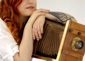 Frau im Homeshooting mit einer alten Kamera