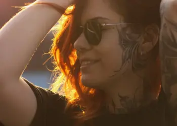 Frau im Licht der Abendsonne