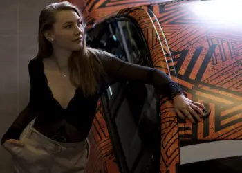 Frau posiert neben dem Auto