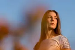 Frauenportrait im goldenen Licht des Sonnenuntergangs