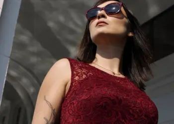 Frauenportrait im roten Kleid und Sonnenbrille