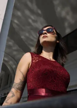 Frauenportrait im roten Kleid und Sonnenbrille