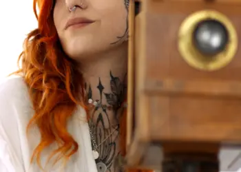 Frauenportrait mit einer alten Kamera