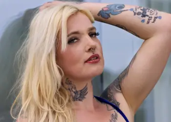 Frauenportrait vor einer Glaswand