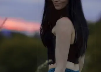 Ganzkörperportrait einer Frau auf der Wiese