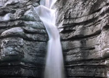 Gletscherwasserfall in der Katla Icecave auf Island