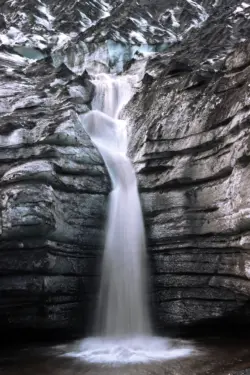 Gletscherwasserfall in der Katla Icecave auf Island