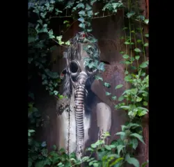Graffiti einer Person mit Gasmaske auf einem Lostplace