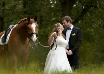 Hochzeitspaar mit Pferd