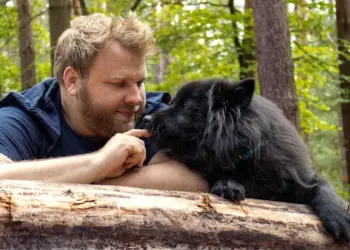 Hundeliebe zwischen einem Mann und seinem Hund