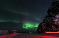 Nordlichter mit rotem Autolicht in Norwegen