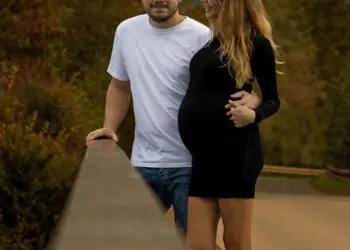 Paarshooting in der Schwangerschaft auf einer Brücke